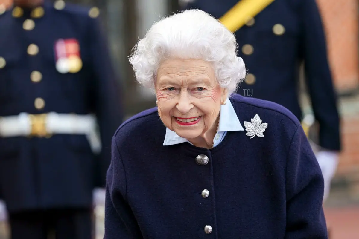 La Regina Elisabetta II gesticola mentre incontra i membri del Royal Regiment of Canadian Artillery per il 150° anniversario della fondazione delle Batterie A e B, al Castello di Windsor, il 6 ottobre 2021