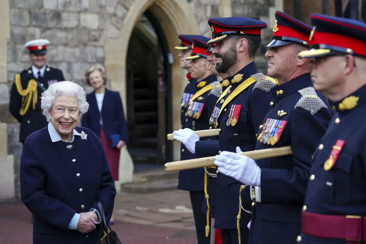 La Regina Elisabetta II incontra rappresentanti del Royal Regiment of Canadian Artillery per celebrare il 150° anniversario della fondazione delle batterie A e B, al Castello di Windsor, il 6 ottobre 2021