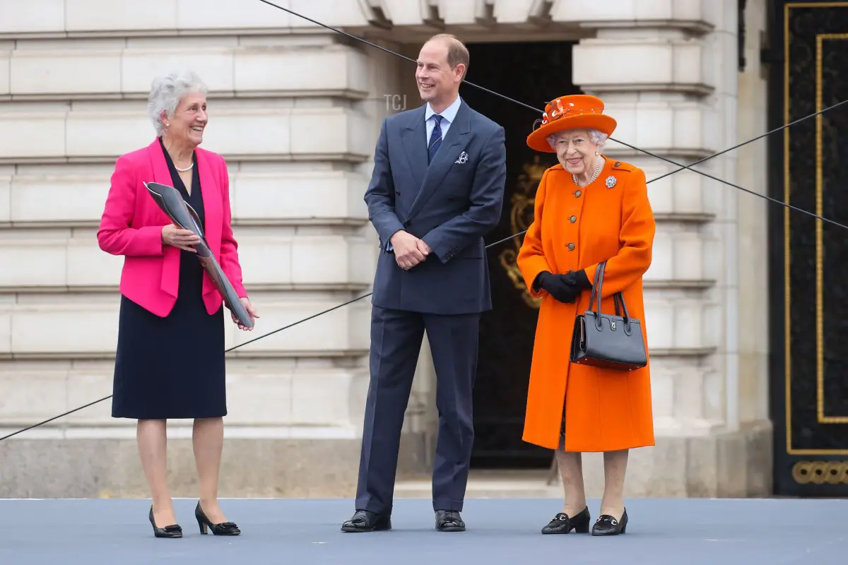 La Regina Elisabetta II, il Principe Edward, Conte di Wessex e Dame Louise Martin, Presidente della Federazione dei Giochi del Commonwealth parlano sul palco durante il lancio della Queen's Baton Relay per Birmingham 2022, i XXII Giochi del Commonwealth al Palazzo di Buckingham il 7 ottobre 2021 a Londra, Inghilterra