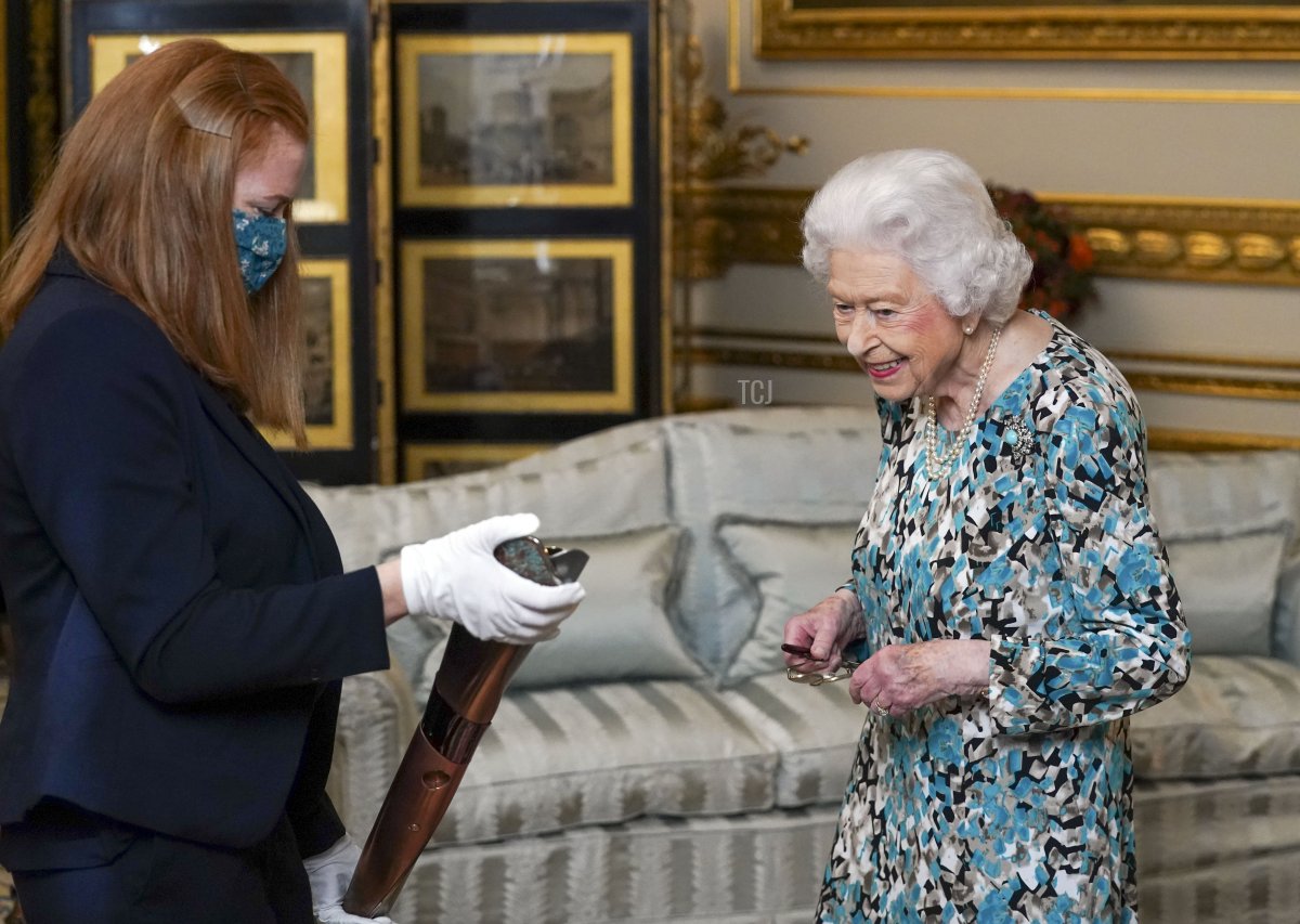 La Regina Elisabetta II osserva la Baton del Commonwealth Games di Birmingham 2022 durante il Baton Relay per Birmingham 2022, i XXII Giochi del Commonwealth al Palazzo di Buckingham il 7 ottobre 2021 a Londra, Inghilterra