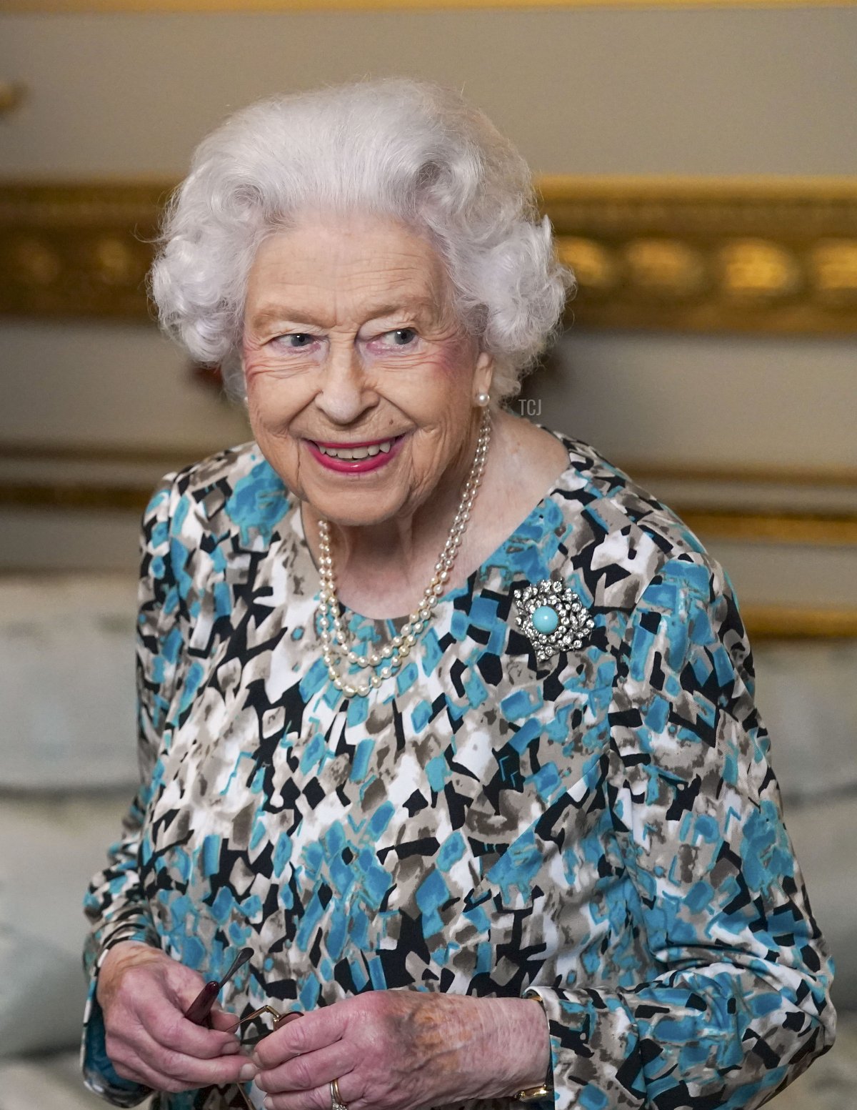 La Regina Elisabetta II osserva la Baton dei Giochi del Commonwealth di Birmingham 2022 durante il Baton Relay per Birmingham 2022, i XXII Giochi del Commonwealth al Palazzo di Buckingham il 7 ottobre 2021 a Londra, Inghilterra