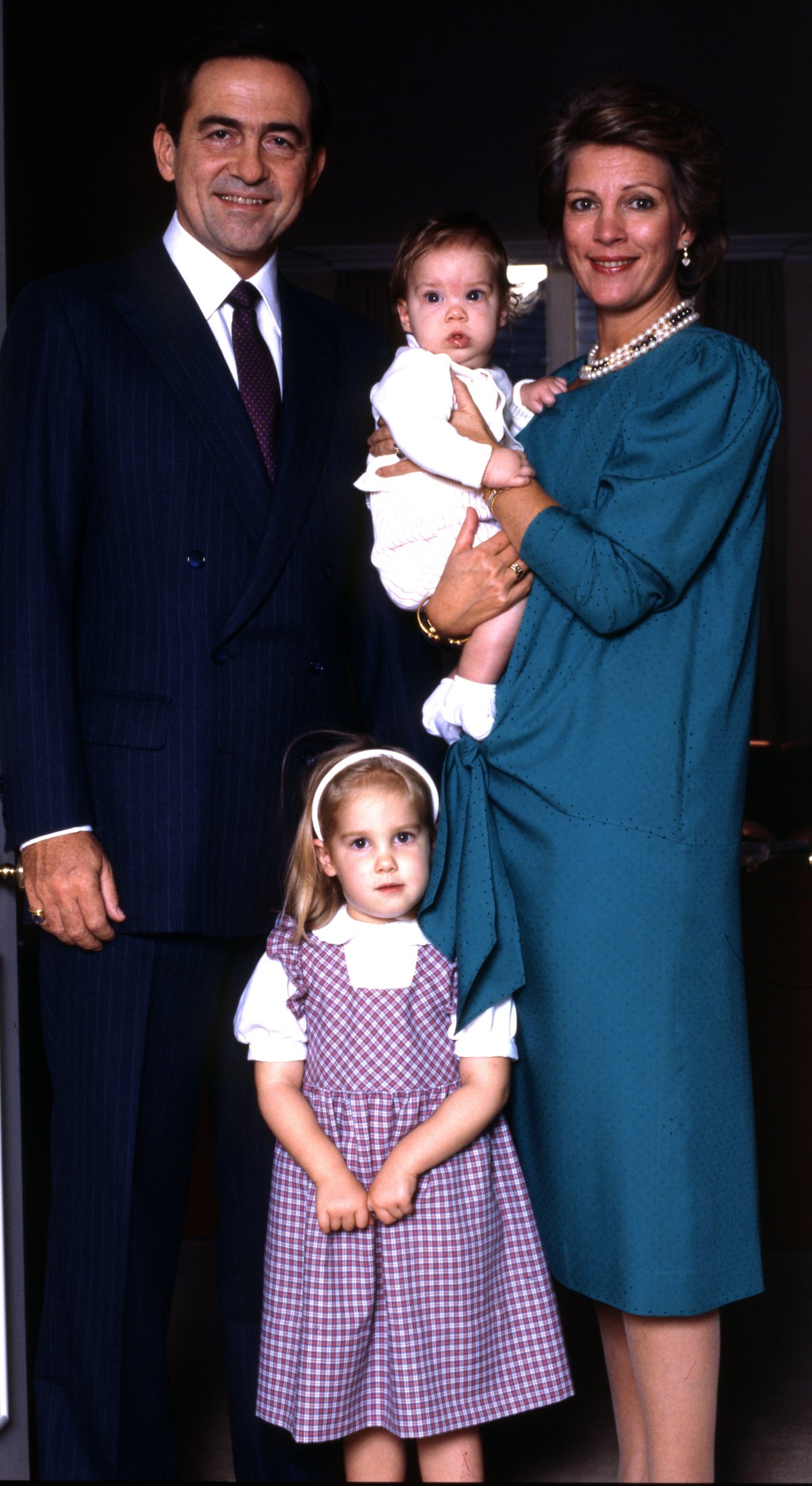 L'ex re Costantino e la regina Anna Maria di Grecia con due dei loro figli, Teodora e Filippo, 1986