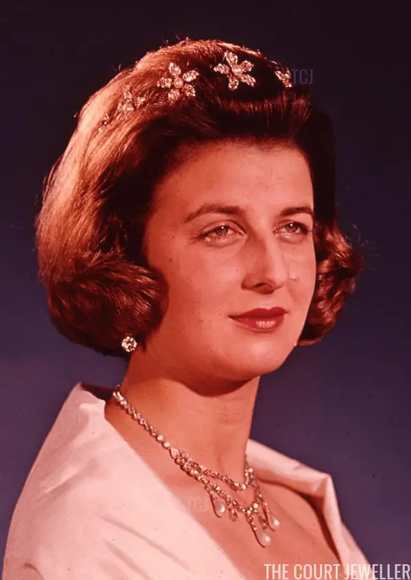 Alexandra indossa gli ornamenti per capelli originali, ca. 1956