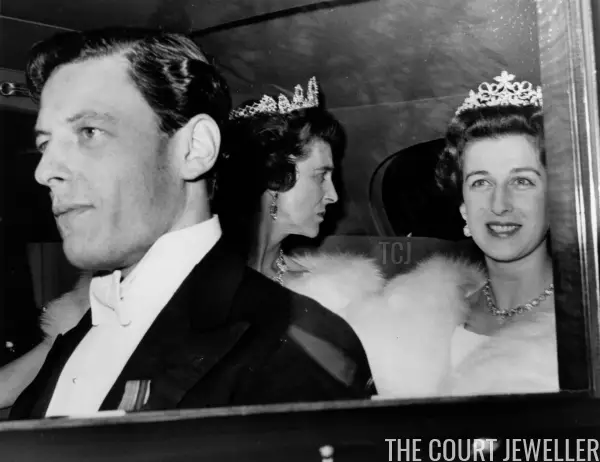 Alexandra indossa la tiara mentre lei, Angus e la Principessa Marina partono per un ballo la notte prima del loro matrimonio, aprile 1963