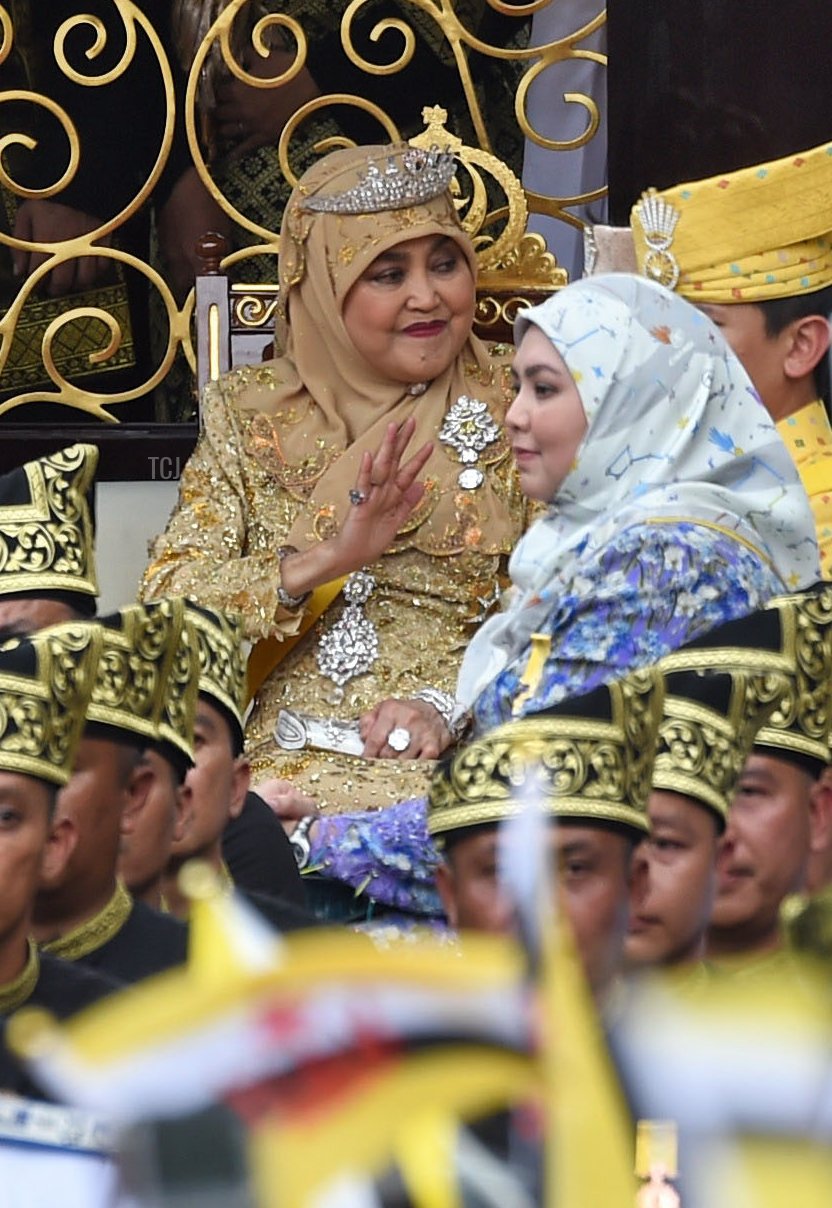 Il sultano del Brunei Hassanal Bolkiah (centro-S) e la regina Saleha (centro-D) salutano dal carro reale durante una processione per celebrare il suo giubileo d'oro di ascesa al trono a Bandar Seri Begawan il 5 ottobre 2017