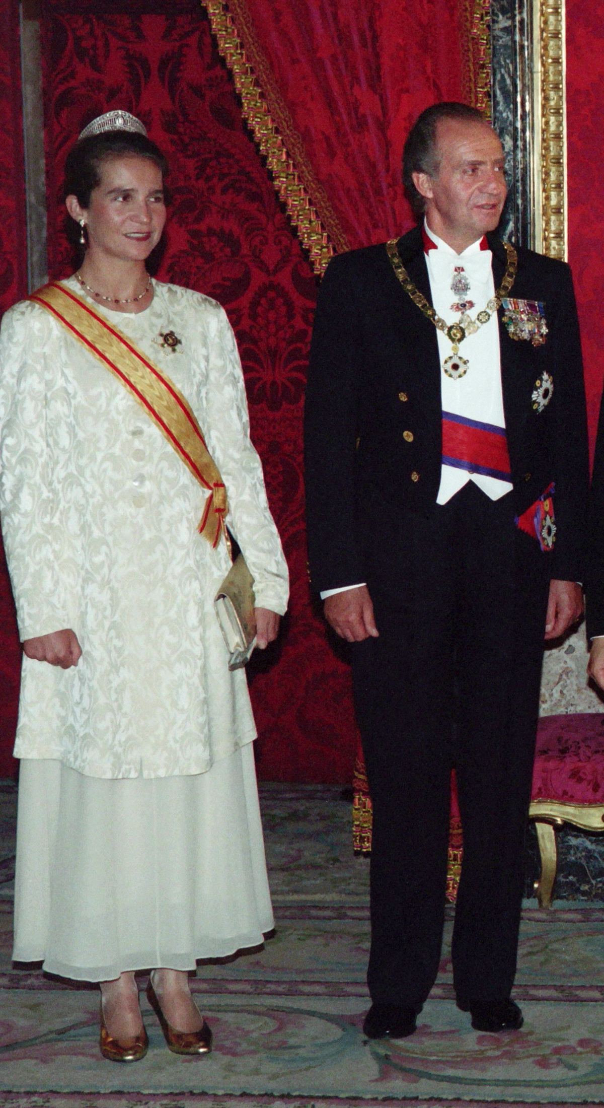 Il Re Juan Carlos di Spagna, con l'Infanta Elena, ospita una cena di gala al Palazzo Reale di Madrid in onore dell'Imperatore giapponese in visita il 10 ottobre 1994 (JEAN-PIERRE MULLER/AFP/Getty Images)