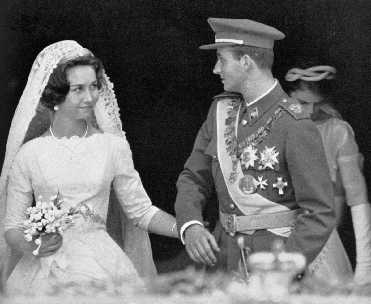 L'Infante Juan Carlos di Spagna e la Principessa Sofia di Grecia e Danimarca sono fotografati nel giorno delle loro nozze ad Atene, il 14 maggio 1962 (Chronicle/Alamy)