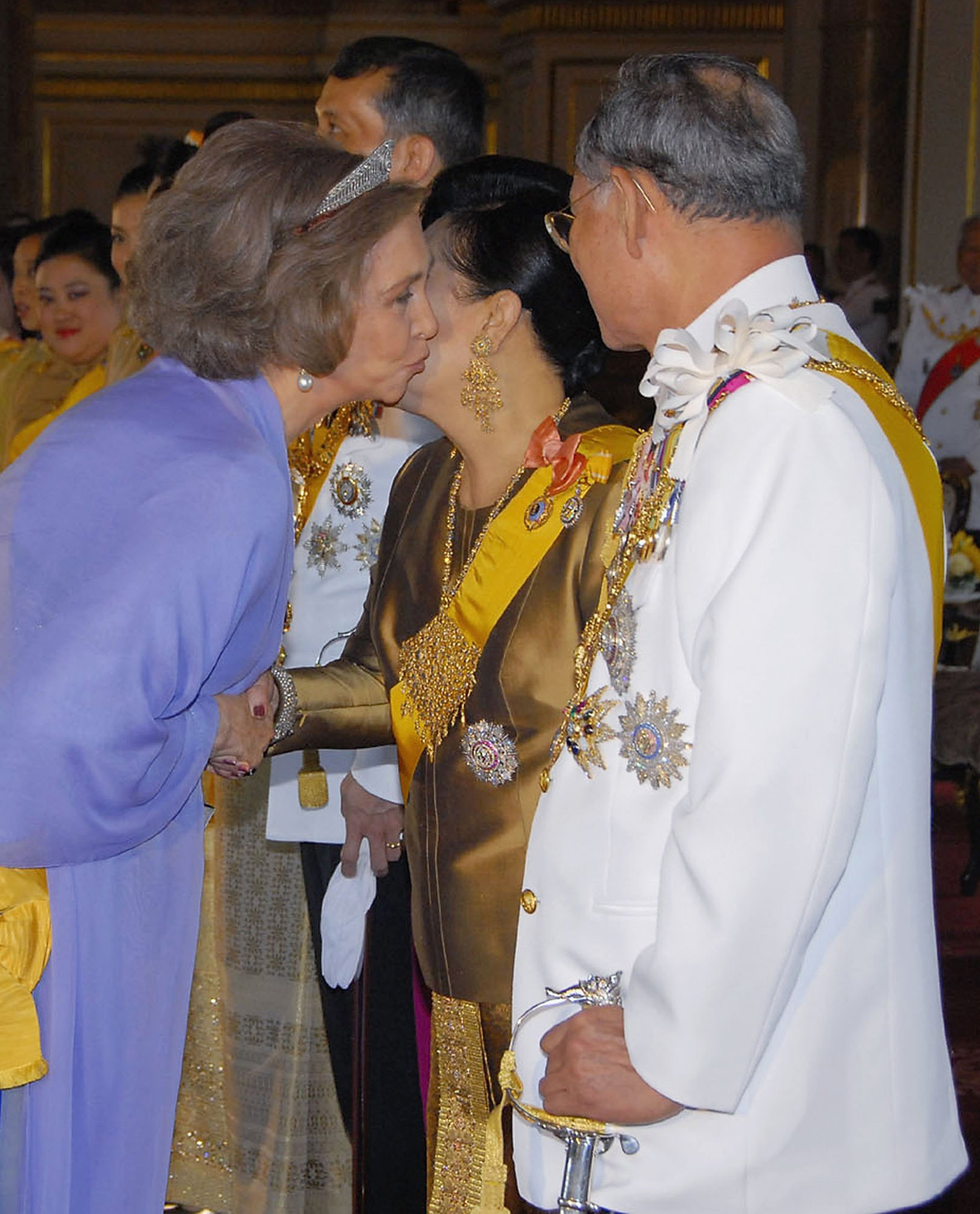 La Regina Sofia di Spagna saluta il Re Bhumibol Adulyadej e la Regina Sirikit di Thailandia presso la Sala del Trono di Ananda Samakhom a Bangkok il 12 giugno 2006 (Pool/Getty Images)