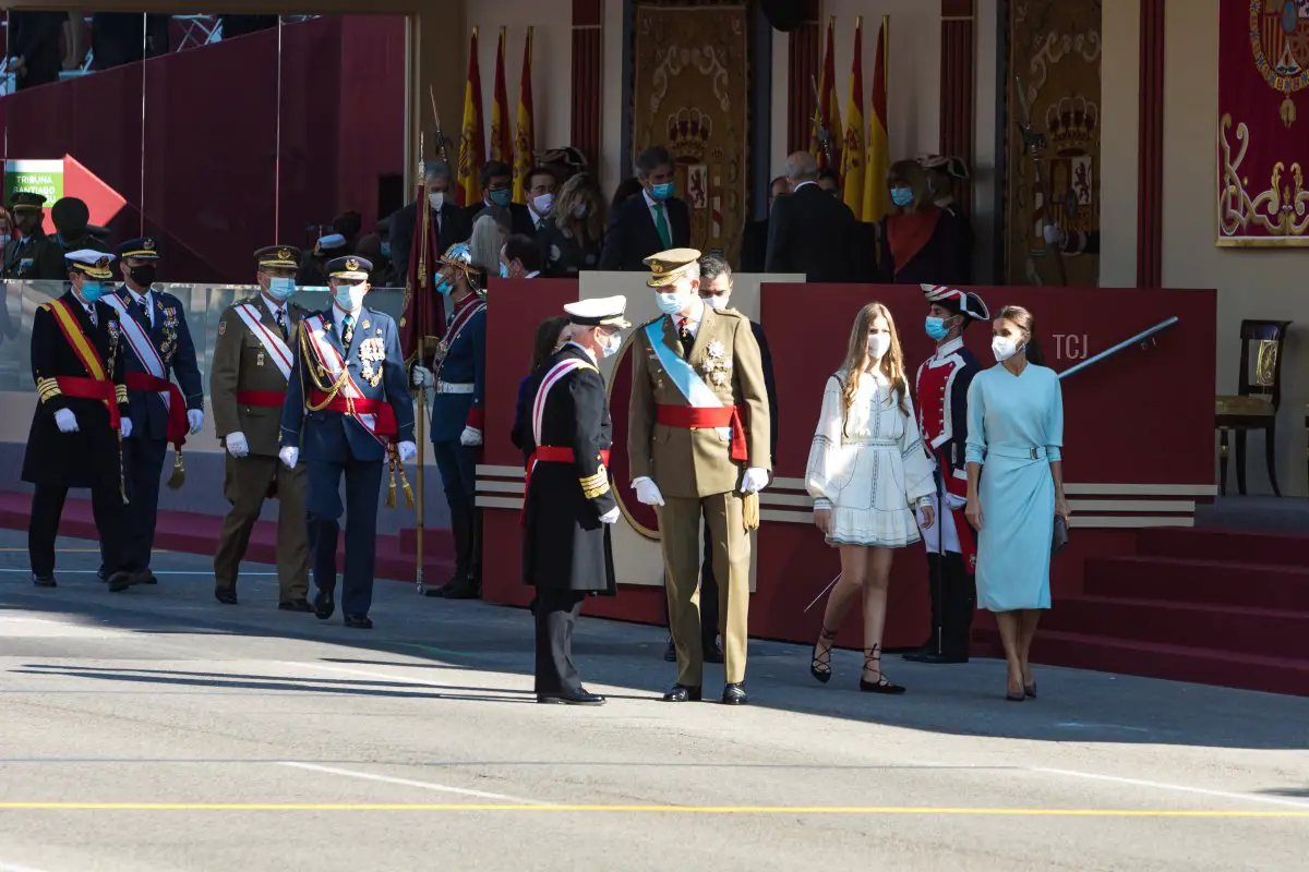 Il Re Felipe di Spagna, la Regina Letizia di Spagna, la Principessa Leonor e il presidente del governo spagnolo Pedro Sánchez partecipano alla Parata Militare della Giornata Nazionale il 12 ottobre 2021 a Madrid, Spagna