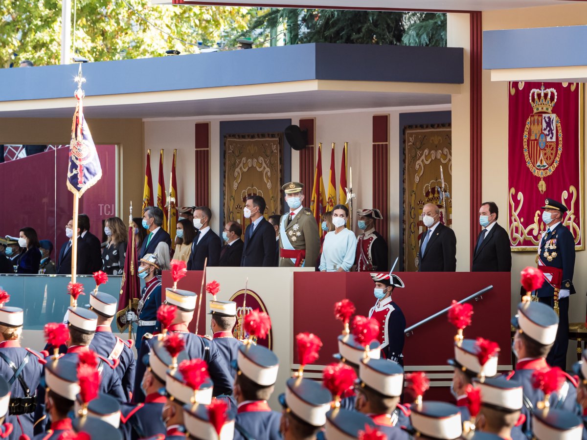 Il Re Felipe di Spagna, la Regina Letizia di Spagna, la Principessa Leonor e il presidente del governo spagnolo Pedro Sánchez partecipano alla Parata Militare della Giornata Nazionale il 12 ottobre 2021 a Madrid, Spagna