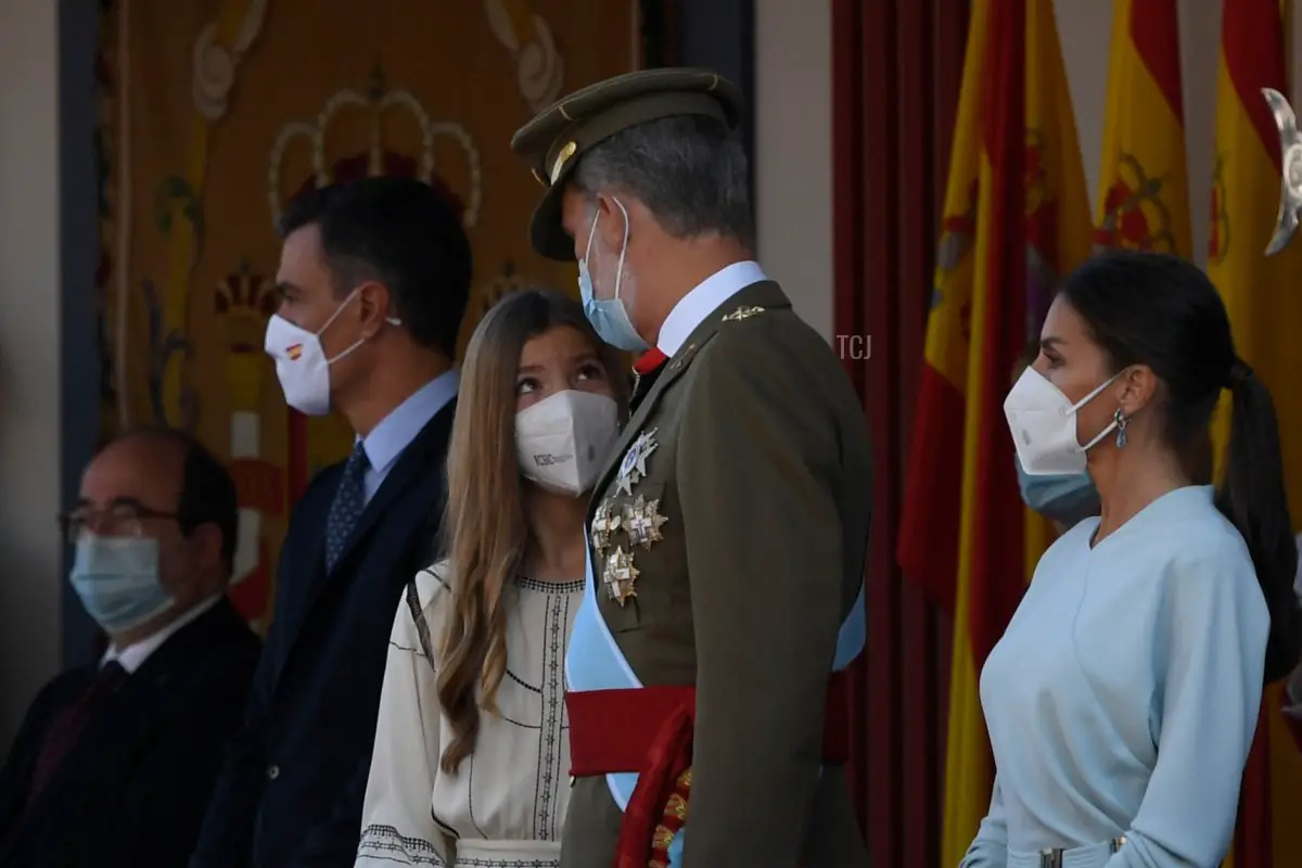 La Regina Letizia di Spagna (D), il Re Felipe VI di Spagna (2A), la Principessa Sofia di Spagna (C) e il Primo Ministro spagnolo Pedro Sanchez, partecipano alla parata militare della Giornata Nazionale a Madrid il 12 ottobre 2021