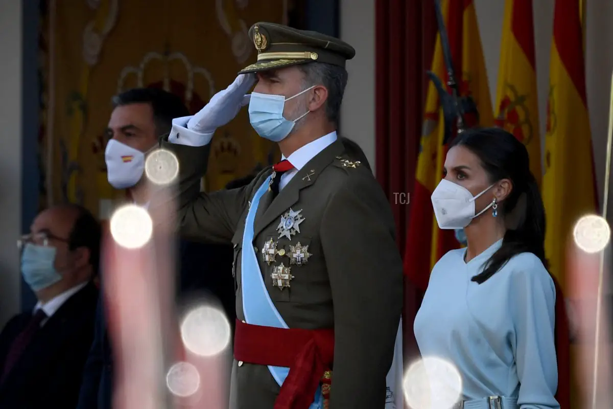 Il Primo Ministro spagnolo Pedro Sanchez (A), il Re Felipe VI di Spagna (C) e la Regina Letizia di Spagna (D) partecipano alla parata militare della Giornata Nazionale a Madrid il 12 ottobre 2021