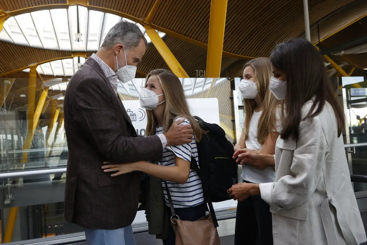 In questa immagine fornita dalla Casa Reale, la Principessa Leonor di Spagna saluta i suoi genitori Re Felipe VI di Spagna, Regina Letizia di Spagna e la sorella Principessa Sofia di Spagna all'aeroporto di Madrid prima di partire per il Galles per iniziare il suo anno scolastico al UWC Atlantic College il 30 agosto 2021 a Madrid, Spagna