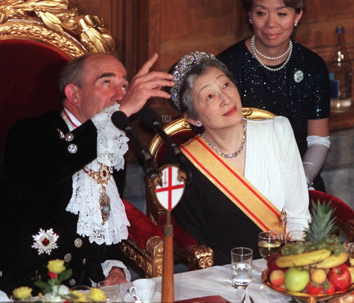 Il Sindaco di Londra indica le caratteristiche architettoniche del Guildhall all'Imperatrice Michiko del Giappone il 27 maggio 1998, durante un banchetto organizzato in onore dell'Imperatore Giapponese Akihito e della visita dell'Imperatrice in Gran Bretagna