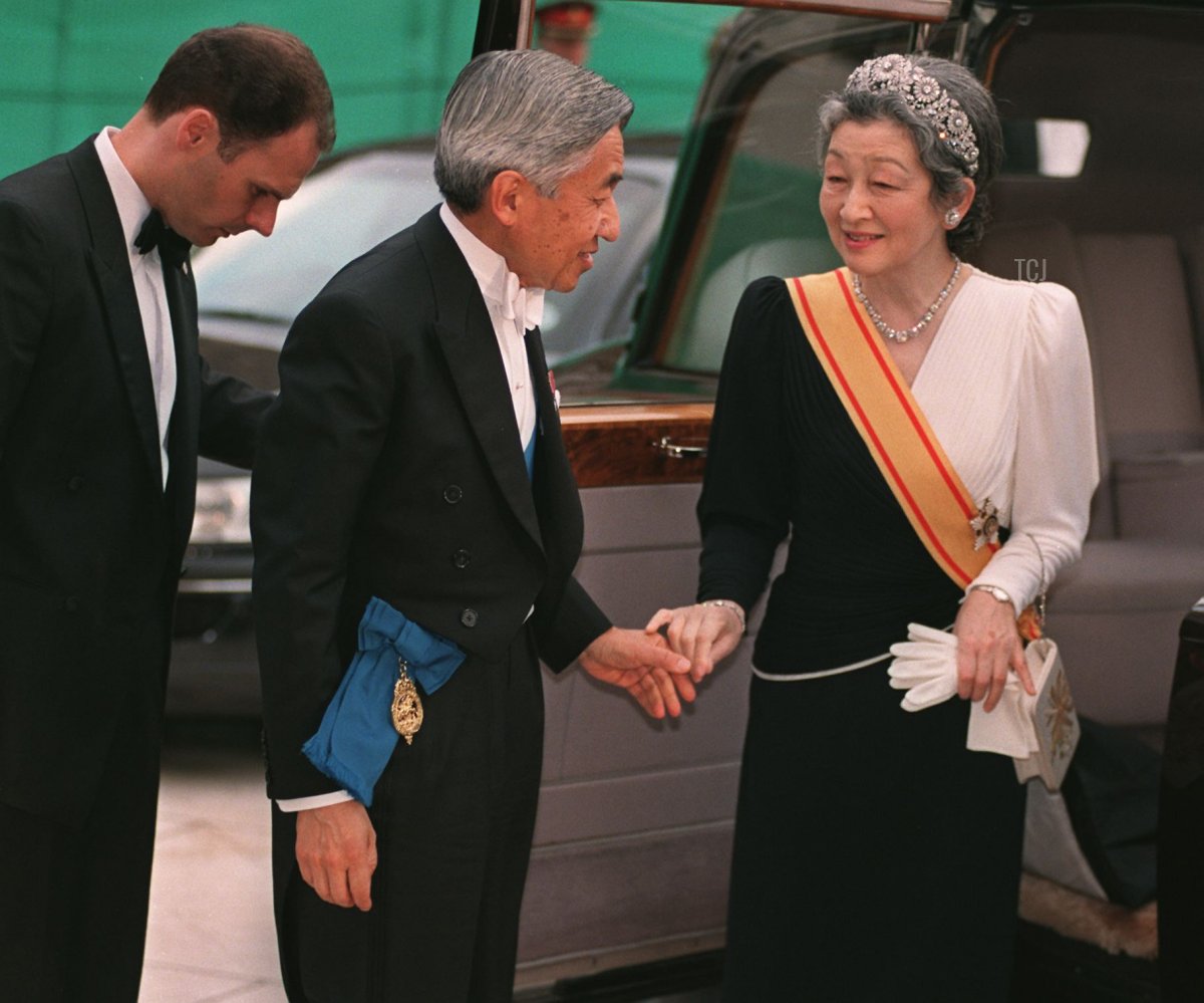 L'Imperatore Akihito e l'Imperatrice Michiko del Giappone si tengono per mano, 27 maggio 1998, prima di un banchetto al Guildhall in onore della visita dell'Imperatore Giapponese Akihito in Gran Bretagna