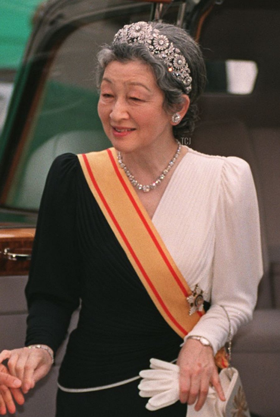 L'Imperatore Akihito e l'Imperatrice Michiko del Giappone si tengono per mano, 27 maggio 1998, prima di un banchetto al Guildhall in onore della visita dell'Imperatore Giapponese Akihito in Gran Bretagna