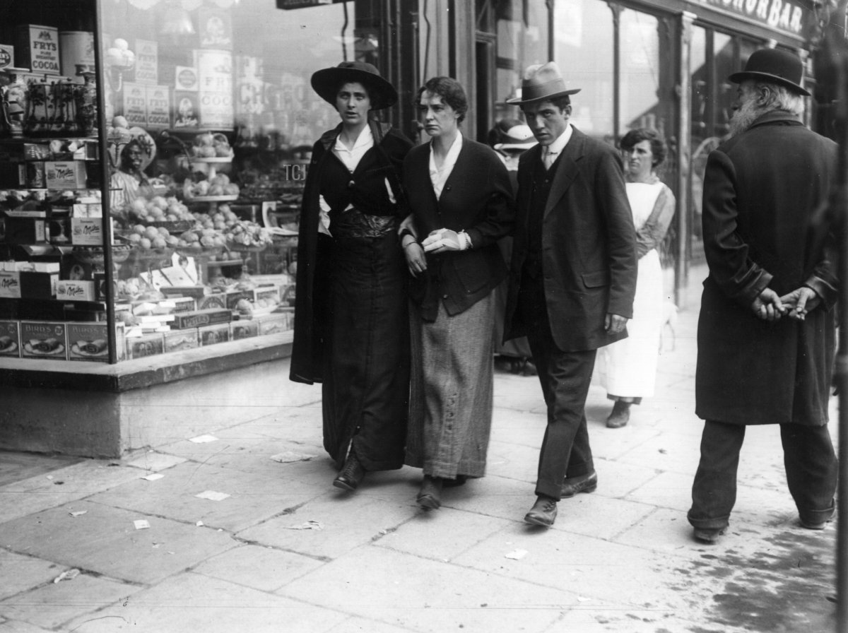 Sopravvissuti scioccati del disastro del 'Lusitania', portati a riva a Cobh, nella contea di Cork. Il transatlantico trasportava forniture belliche ed affondò per l'azione nemica con grande perdita di vite umane