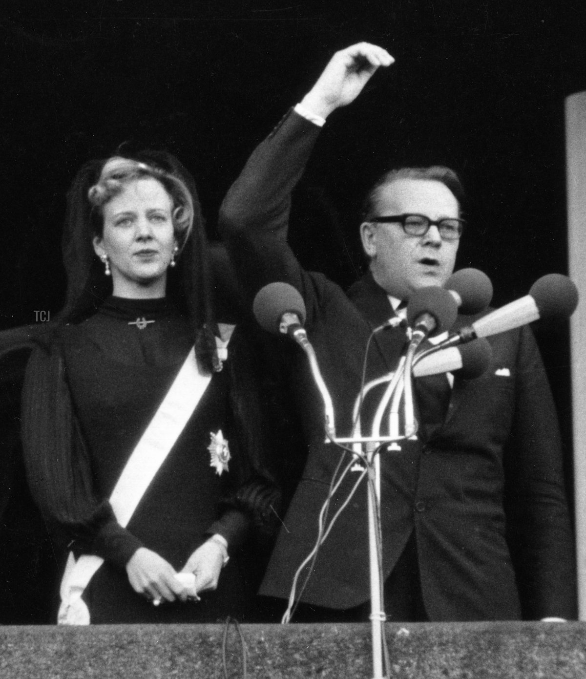 Una foto storica della regina danese Margrethe (a sinistra) durante la sua incoronazione mentre il primo ministro danese Jens Otto Kragh tiene un discorso il 15 gennaio 1972 a Copenaghen