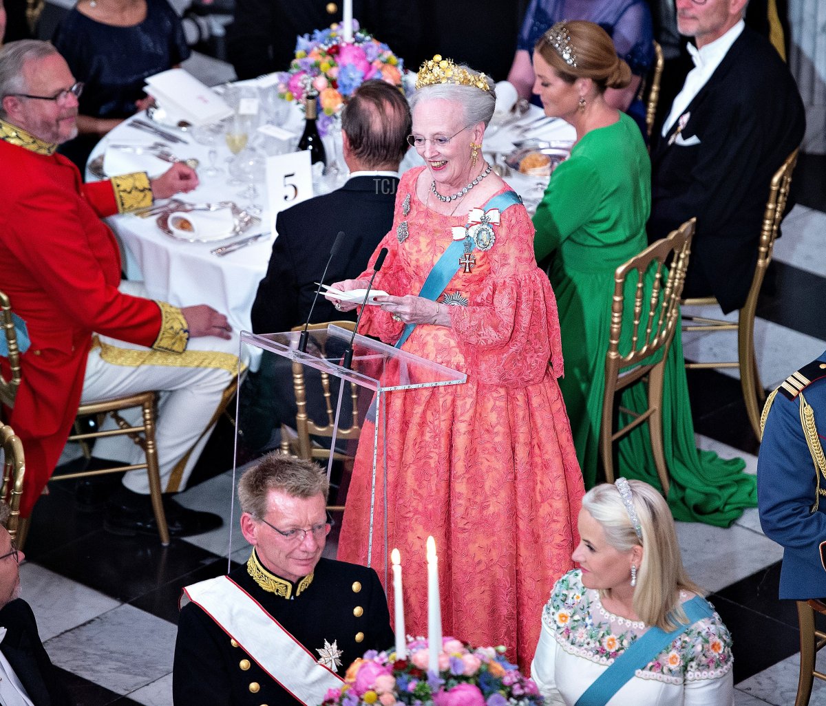 La regina danese Margrethe pronuncia un discorso per il suo figlio, il principe ereditario Frederik, mentre celebra il suo 50° compleanno a una cena di gala al Castello di Christiansborg