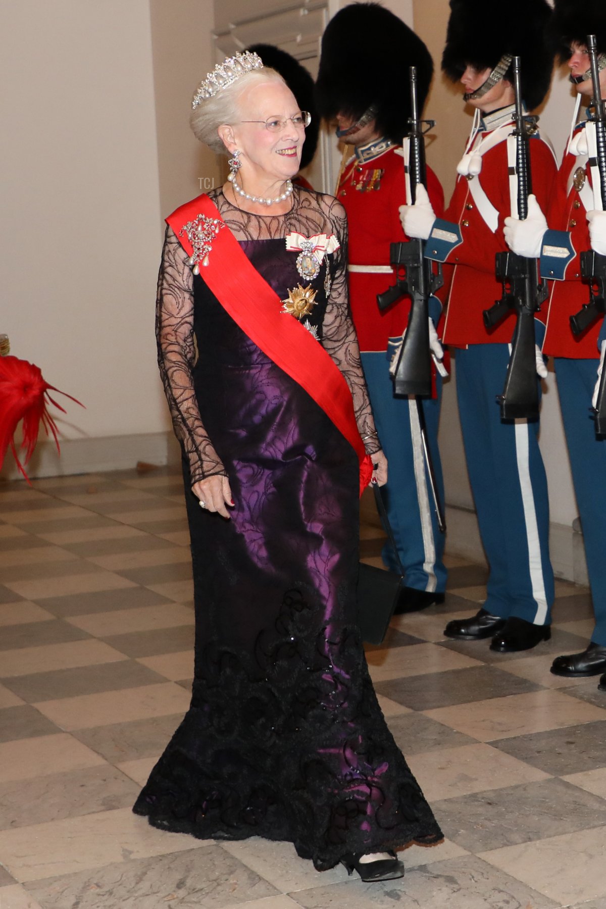 La regina Margrethe II di Danimarca arriva per la cena di stato al Palazzo di Christiansborg a Copenaghen il 28 agosto 2018