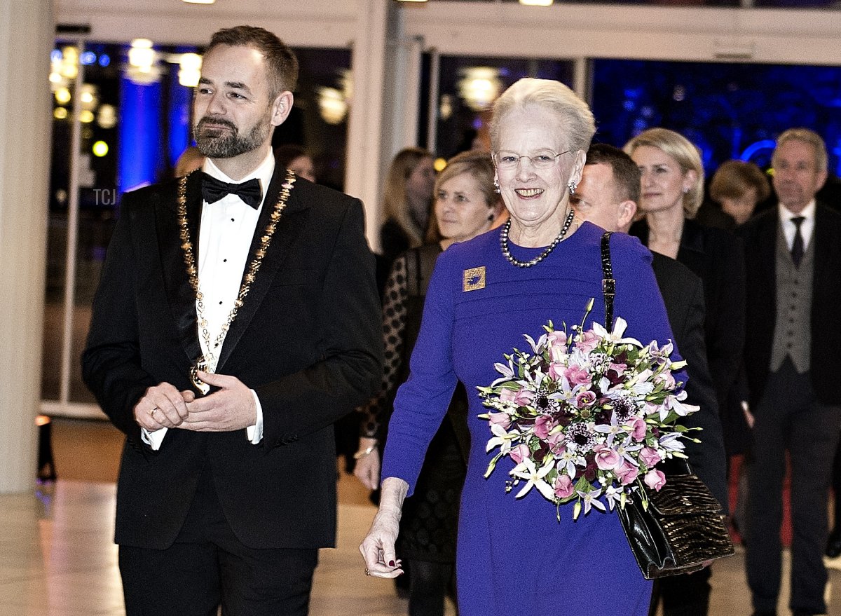 La regina danese Margrethe e il sindaco di Aarhus Jacob Bundsgaard (a sinistra) arrivano alla Casa della Musica di Aarhus il 21 gennaio 2017 per partecipare all'apertura di Aarhus come Capitale Europea della Cultura 2017