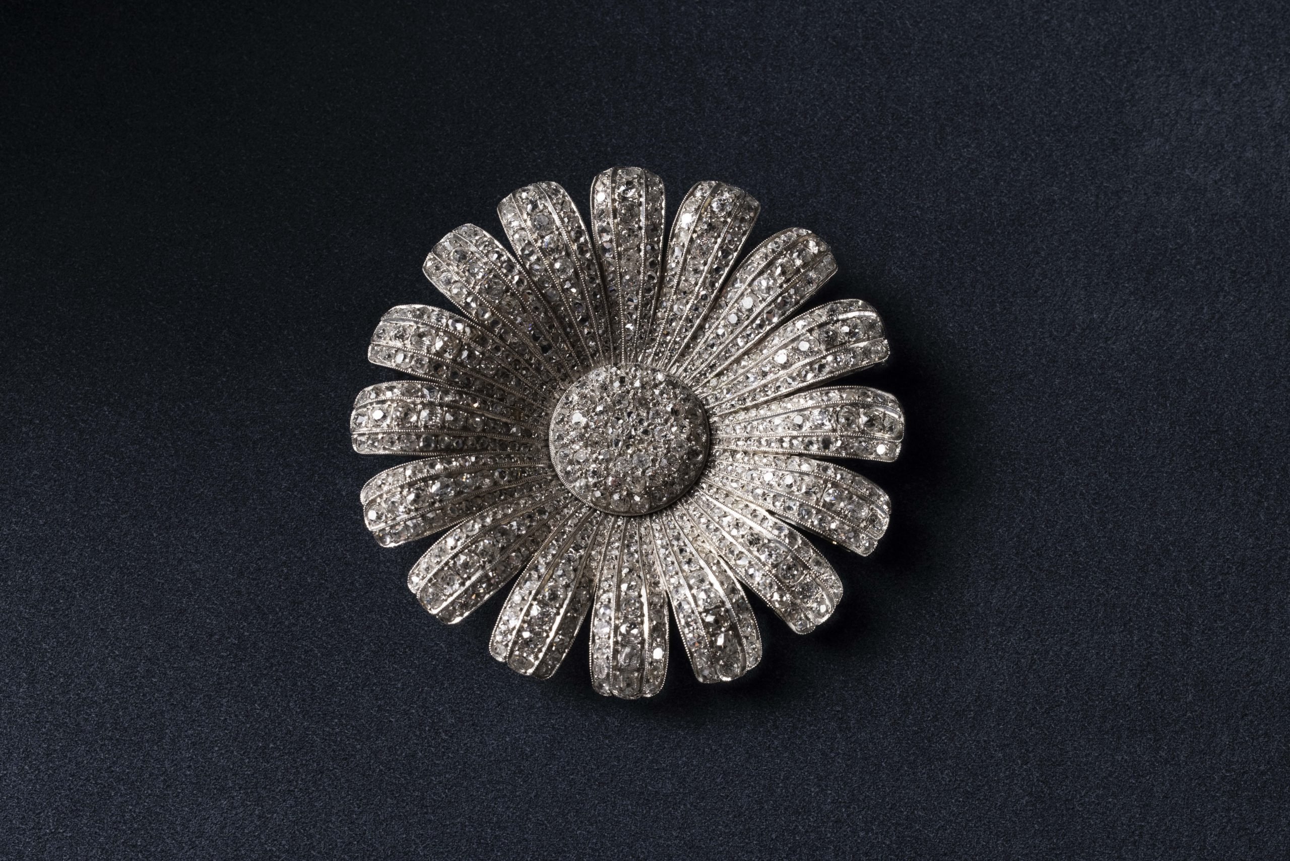 Il brooch a forma di margherita in diamanti