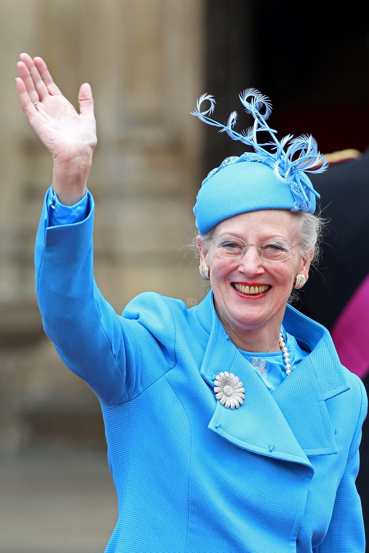 La regina Margrethe II di Danimarca saluta all'arrivo per partecipare al matrimonio reale del principe William con Catherine Middleton all'Abbazia di Westminster il 29 aprile 2011 a Londra