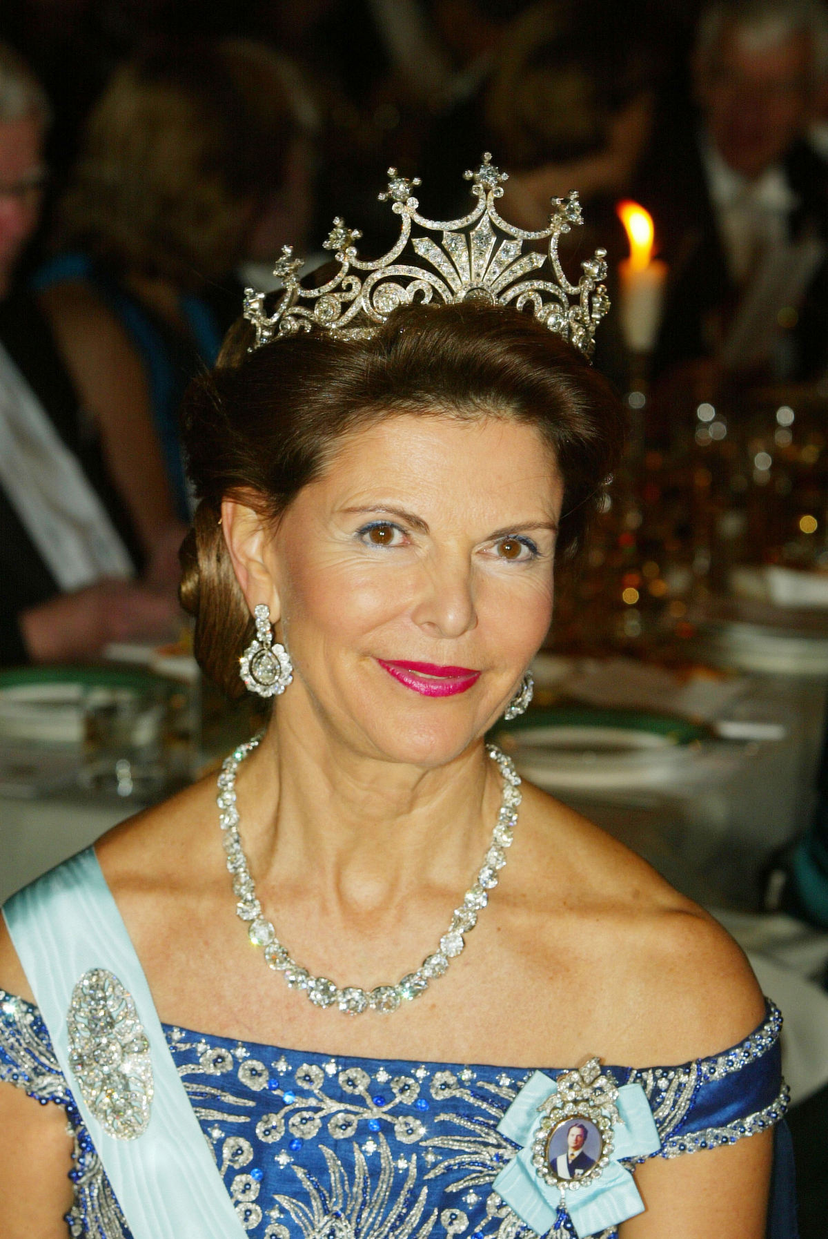 La Regina Silvia di Svezia partecipa al banchetto del Premio Nobel a Stoccolma il 10 dicembre 2002 (Pascal Le Segretain/Getty Images)