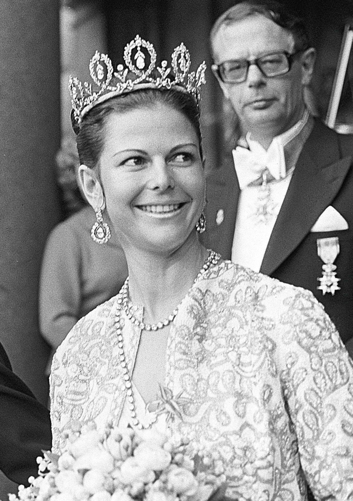 Silvia Sommerlath arriva a un concerto di gala la sera prima del suo matrimonio con il Re Carl XVI Gustaf di Svezia a Stoccolma, 18 giugno 1976 (Classic Picture Library/Alamy)