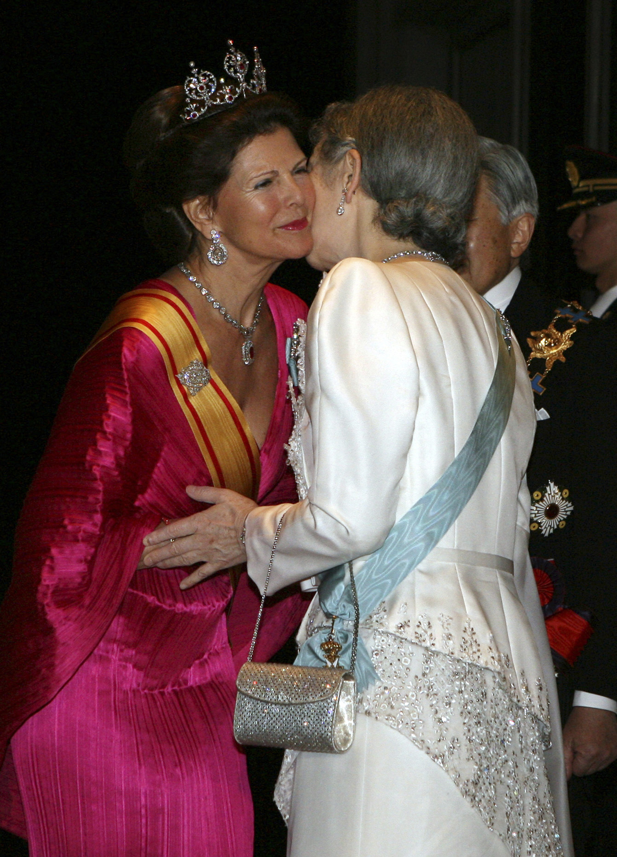 L'Imperatrice Michiko del Giappone incontra la Regina Silvia di Svezia prima di un banchetto di stato al Palazzo Imperiale di Tokyo il 26 marzo 2007 (EPA-Pool/Getty Images)