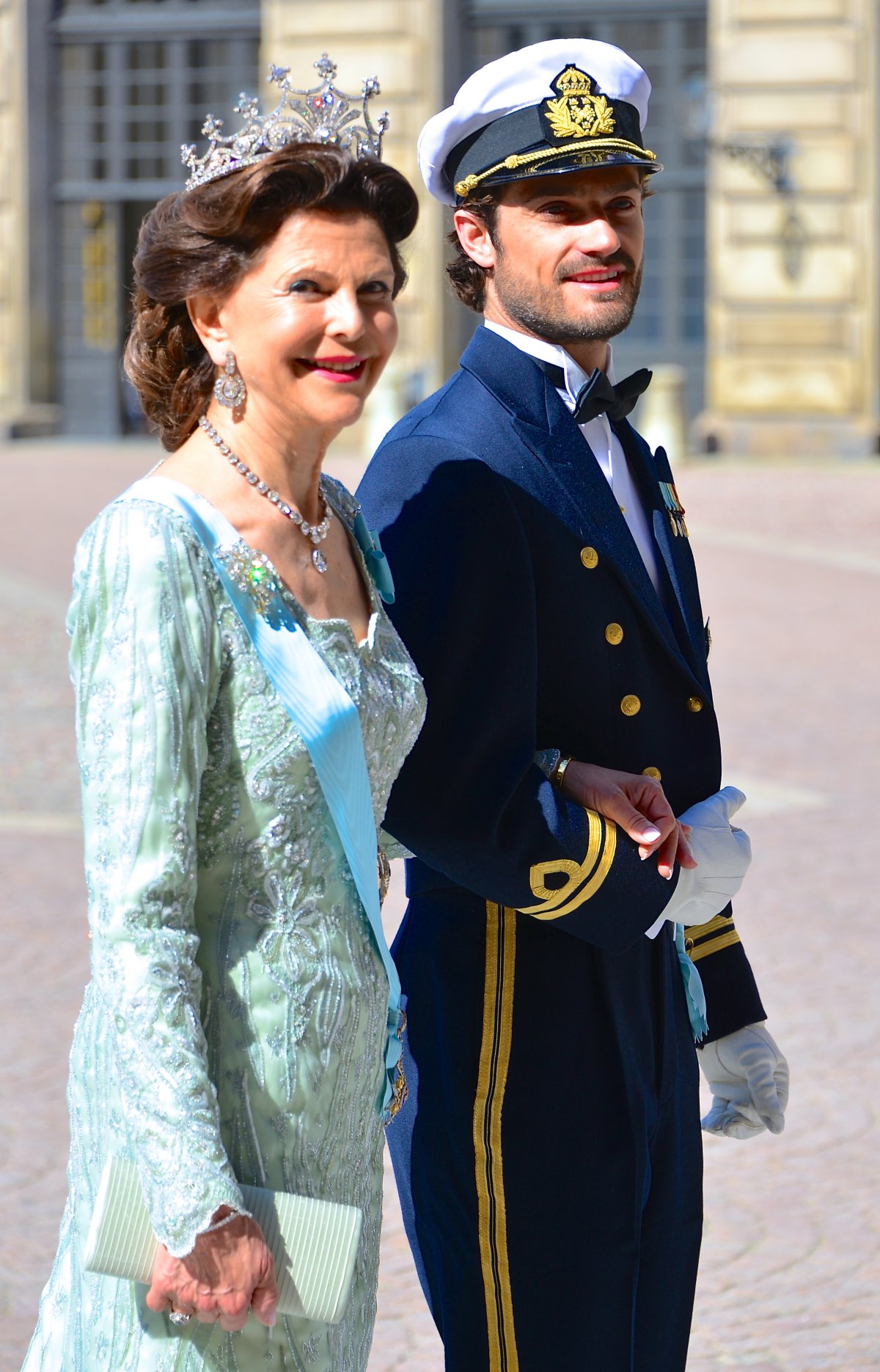 La regina Silvia e il principe Carl Philip di Svezia partecipano al matrimonio della principessa Madeleine di Svezia e Christopher O'Neill a Stoccolma il 8 giugno 2013 (Frankie Fouganthin/Wikimedia Commons)