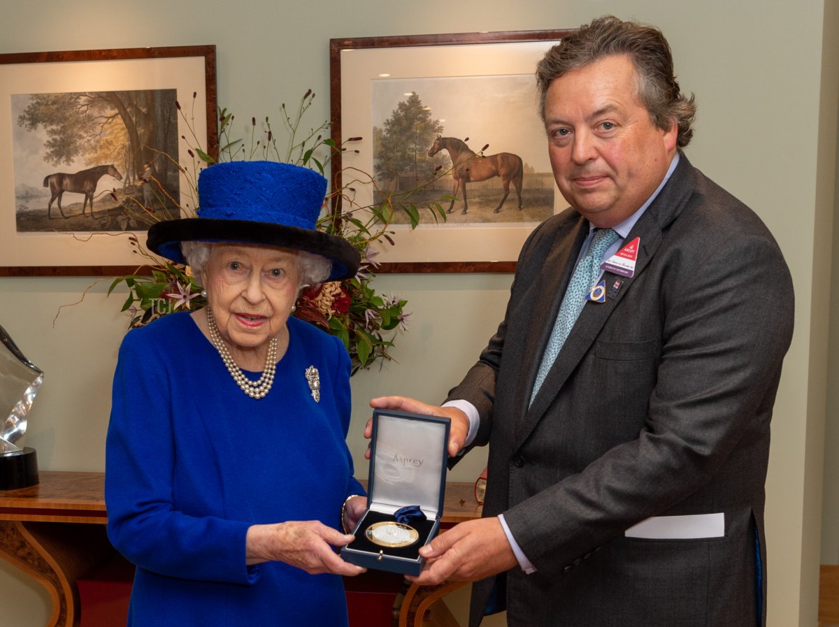 La Regina Elisabetta II riceve un memento speciale dal Rappresentante di Sua Maestà ad Ascot, Sir Francis Brooke Bt., per commemorare la sua induzione nella Hall of Fame della British Champions Series, la Hall of Fame ufficiale per le corse in piano britanniche, il 16 ottobre 2021 ad Ascot, Inghilterra