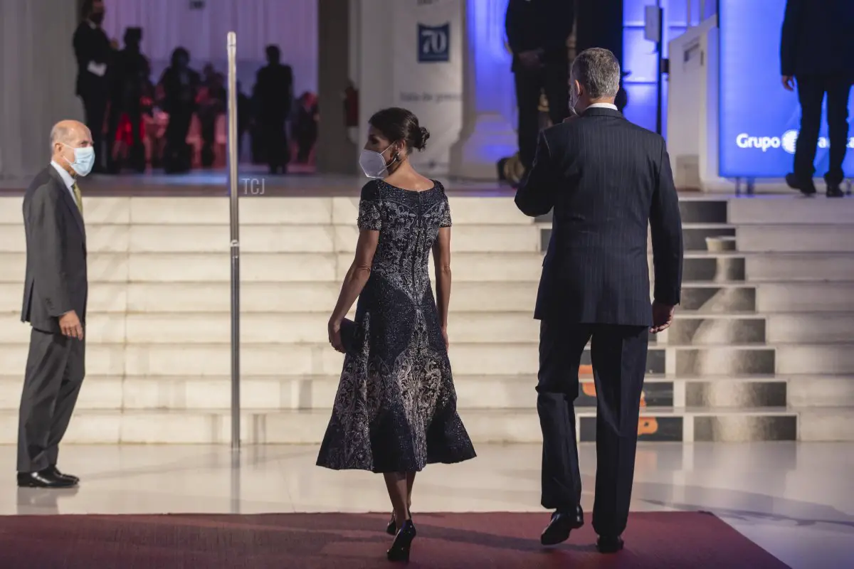 Il re di Spagna Felipe VI (a sinistra) e la regina di Spagna Letizia arrivano per la 70esima edizione della cerimonia di premiazione del Premio Planeta a Barcellona il 15 ottobre 2021