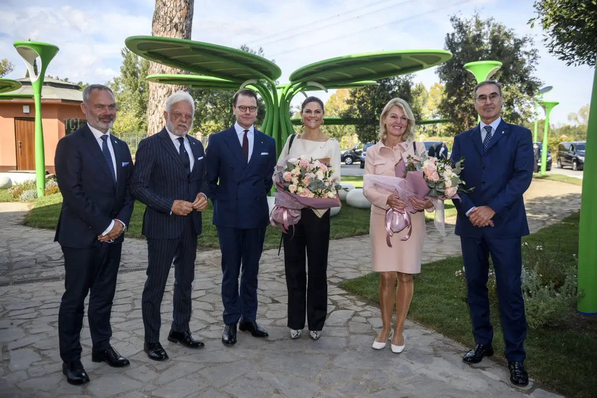 La principessa Victoria Ingrid Alice Désirée, il duca Daniel Westling, la ministra per il commercio estero Anna Hallberg, il presidente di Anas Claudio Andrea Gemme, il CEO di Anas Massimo Simonini e l'ambasciatore svedese Jan Bjorklund visitano il centro 'ANAS Smart Road' durante una visita di due giorni a Roma per promuovere le relazioni bilaterali nei settori del commercio e degli investimenti, il 18 ottobre 2021 a Roma, Italia