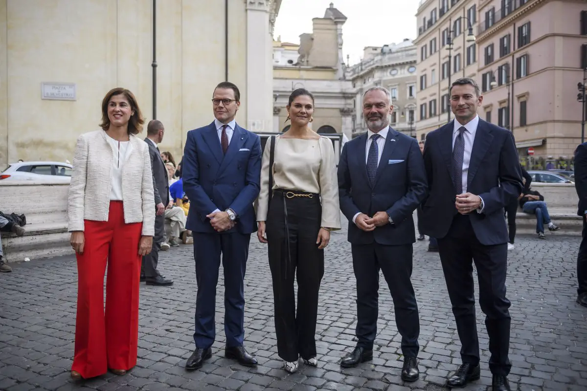 Il country retail manager e CSO di IKEA Italia Assunta Enrile, il principe Daniel di Svezia, la principessa ereditaria Victoria di Svezia, l'ambasciatore di Svezia in Italia Jan Bjorklund e il responsabile della Customer Unit Sud Est Mediterraneo e Country Manager di Ericsson Italia Emanuele Iannetti visitano l'inaugurazione della mostra 'Immagini che cambiano il mondo' in Piazza San Silvestro durante una visita di due giorni a Roma per promuovere le relazioni bilaterali nei settori del commercio e degli investimenti, il 18 ottobre 2021 a Roma, Italia