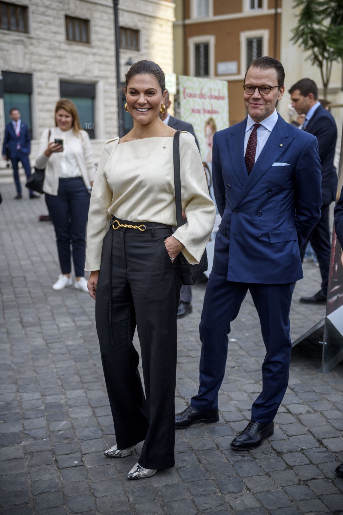 Il principe Daniel di Svezia e la principessa ereditaria Victoria di Svezia visitano l'inaugurazione della mostra 'Immagini che cambiano il mondo' in Piazza San Silvestro durante una visita di due giorni a Roma per promuovere le relazioni bilaterali nei settori del commercio e degli investimenti, il 18 ottobre 2021 a Roma, Italia