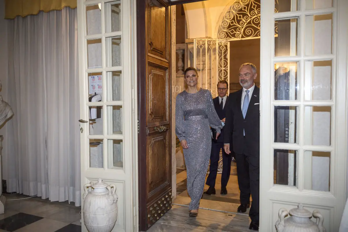 La principessa ereditaria Victoria di Svezia e l'ambasciatore di Svezia in Italia Jan Bjorklund partecipano a una cena di gala presso la residenza dell'ambasciatore svedese a Roma durante una visita di due giorni a Roma per promuovere le relazioni bilaterali nei settori del commercio e degli investimenti, il 18 ottobre 2021 a Roma, Italia