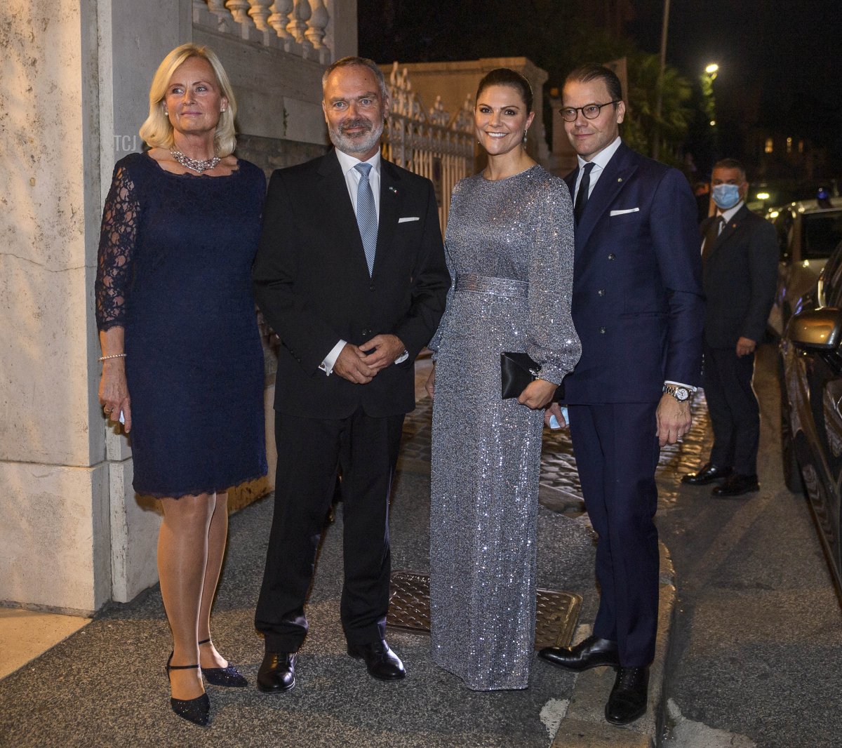 Il principe Daniel di Svezia, la principessa ereditaria Victoria di Svezia, l'ambasciatore di Svezia in Italia Jan Bjorklund e sua moglie Anette Brifalk partecipano a una cena di gala presso la residenza dell'ambasciatore svedese a Roma durante una visita di due giorni a Roma per promuovere le relazioni bilaterali nei settori del commercio e degli investimenti, il 18 ottobre 2021 a Roma, Italia