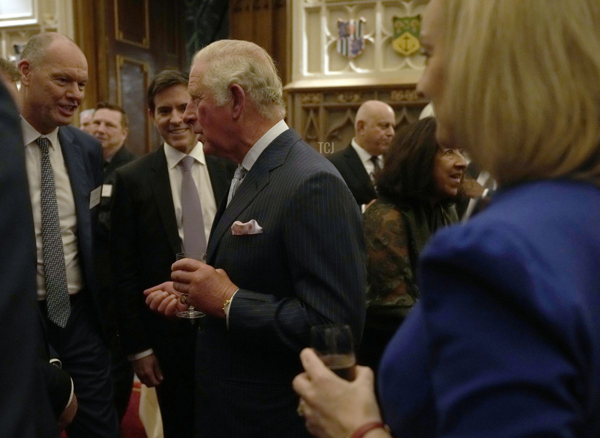 Il Principe Carlo, Principe di Galles, accoglie gli ospiti durante una reception per leader internazionali nel business e negli investimenti al Castello di Windsor per segnare il Global Investment Summit il 19 ottobre 2021 a Windsor, Inghilterra