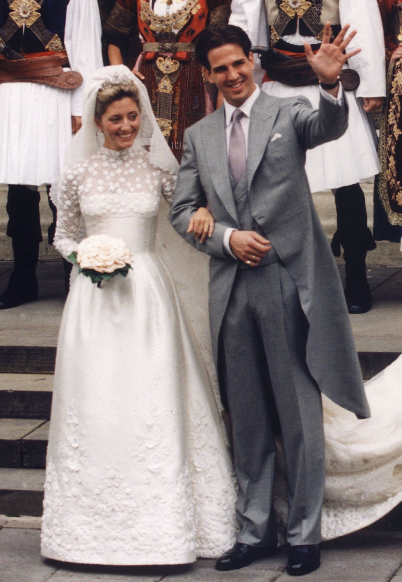 L'ex Principe ereditario Pavlos di Grecia e la sua sposa Marie-Chantal Miller, figlia dell'imprenditore americano Robert W. Miller, salutano dopo la cerimonia nuziale alla Cattedrale Ortodossa di San Sofia a Londra, 1 luglio 1995