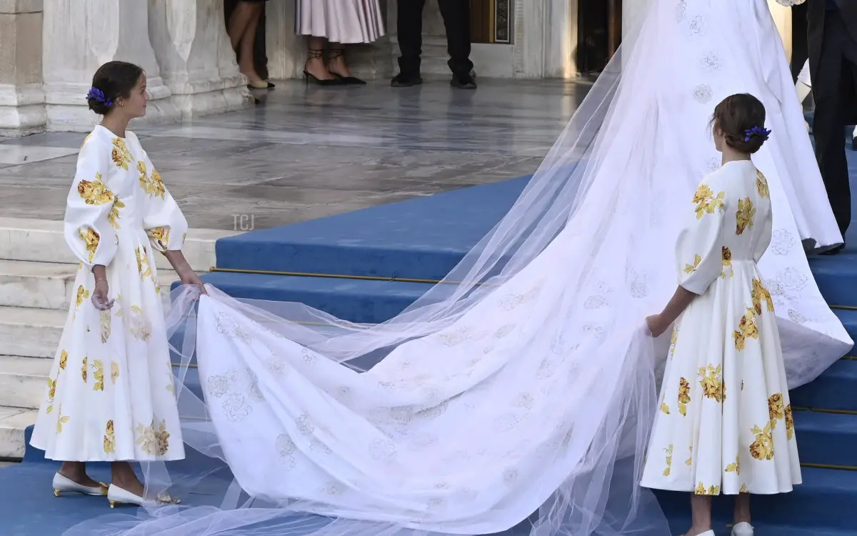 Il Principe Costantino Alexios, (C in piedi) l’ex Re Costantino (C seduto) e l’ex Regina Anne-Marie (Centro, destra) salutano mentre lasciano la Cattedrale Ortodossa di Atene dopo la cerimonia di matrimonio di Nina Flohr e del Principe Philippos alla Cattedrale Ortodossa Metropolitana il 23 ottobre 2021 ad Atene, Grecia