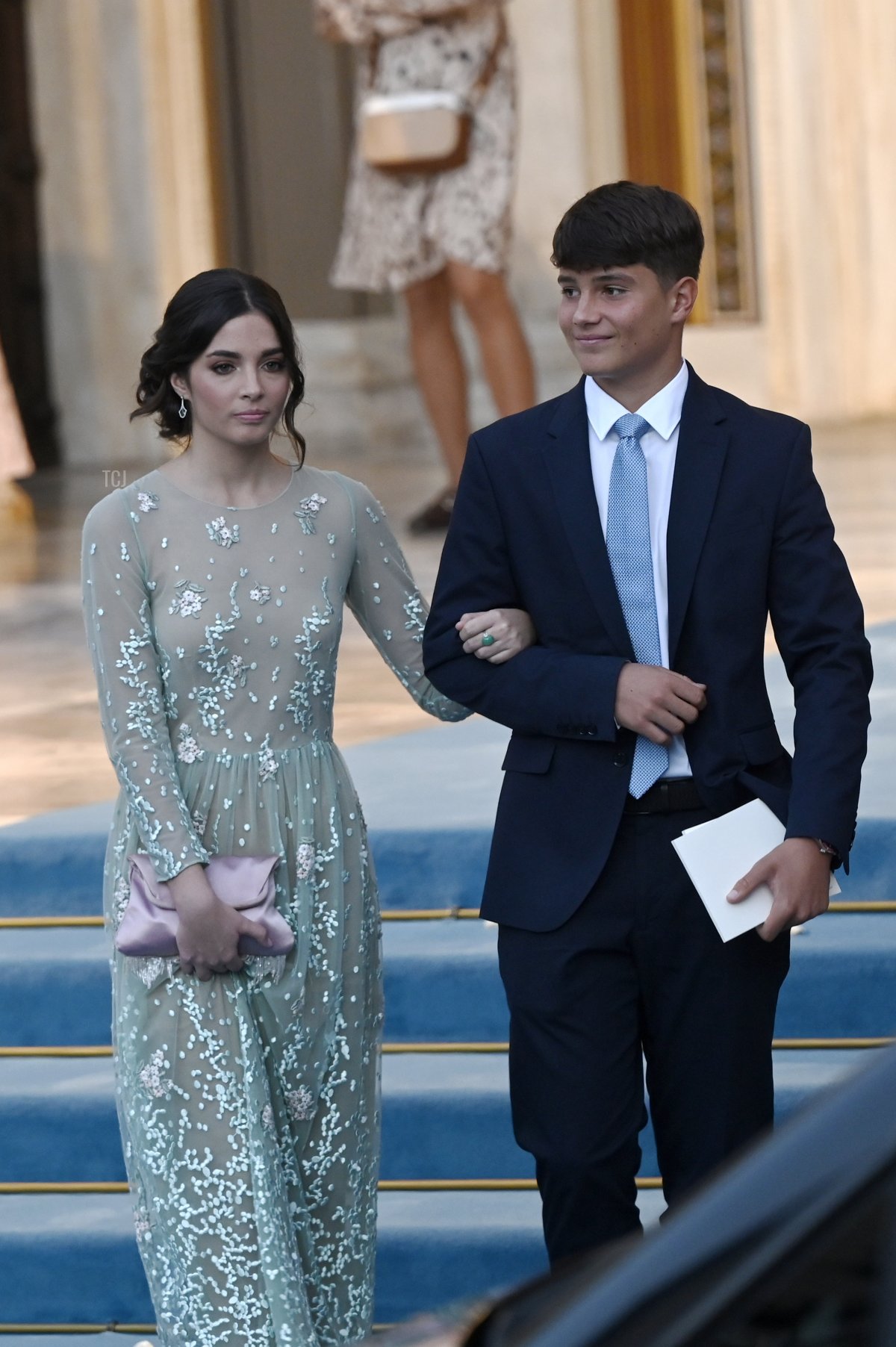 Arrietta Morales e de Grecia e Carlos Morales e de Grecia arrivano alla Cattedrale Ortodossa di Atene dopo la cerimonia di matrimonio di Nina Flohr e del Principe Philippos alla Cattedrale Ortodossa Metropolitana il 23 ottobre 2021 ad Atene, Grecia