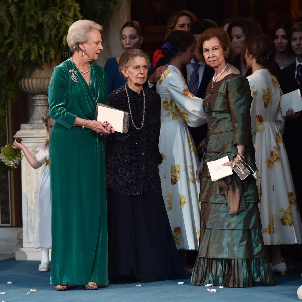 Irene di Grecia, Regina Sofia di Spagna (R) e la Principessa Benedikte alla Cattedrale Ortodossa di Atene dopo la cerimonia di matrimonio di Nina Flohr e del Principe Philippos alla Cattedrale Ortodossa Metropolitana il 23 ottobre 2021 ad Atene, Grecia