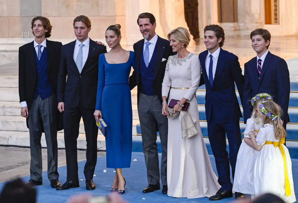 Il Principe Pavlos, la Principessa Marie-Chantal e i loro figli vengono visti alla Cattedrale Ortodossa di Atene dopo la cerimonia di matrimonio di Nina Flohr e del Principe Philippos alla Cattedrale Ortodossa Metropolitana il 23 ottobre 2021 ad Atene, Grecia