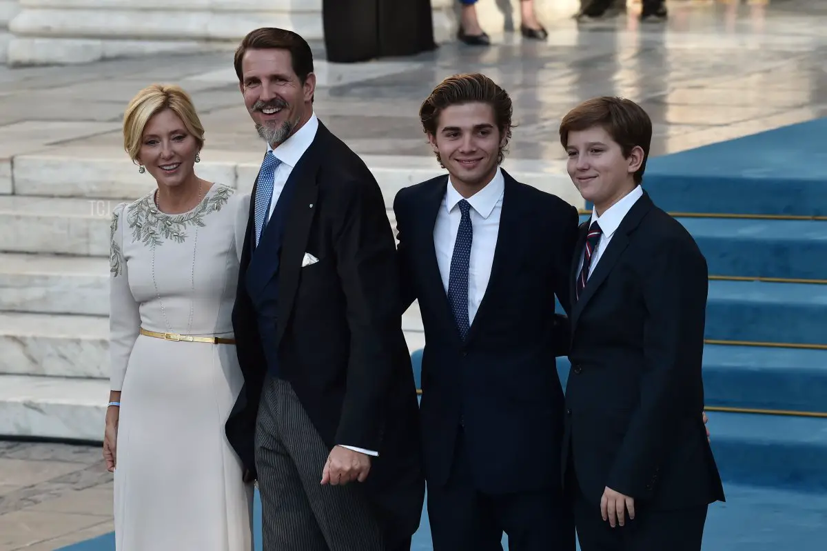 Il Principe Achileas-Andreas, il Principe Aristidis Stavros, il Principe Pavlos, la Principessa Marie-Chantal arrivano alla Cattedrale Ortodossa di Atene dopo la cerimonia di matrimonio di Nina Flohr e del Principe Philippos alla Cattedrale Ortodossa Metropolitana il 23 ottobre 2021 ad Atene, Grecia