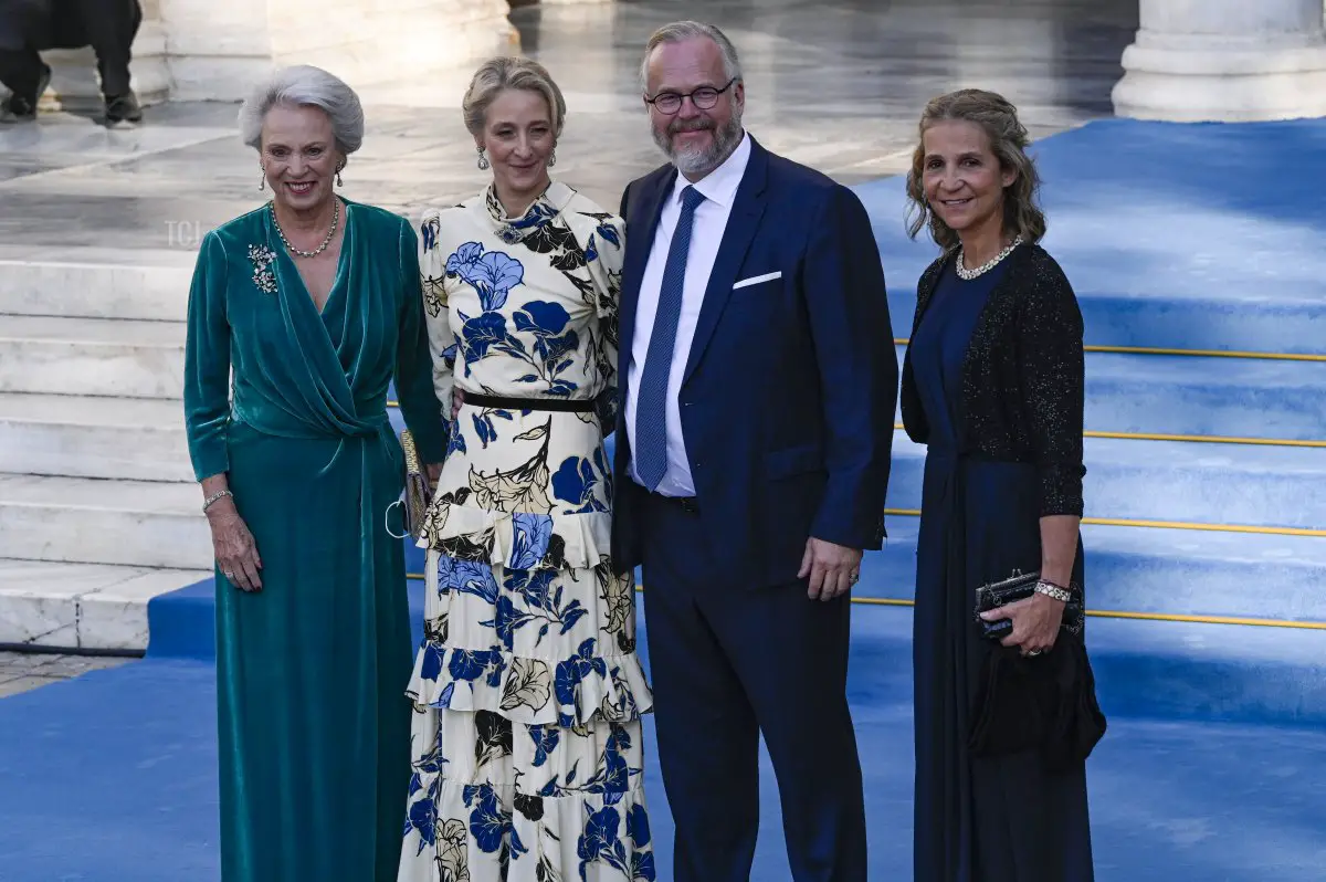 Michael Ahlefeldt-Laurvig-Bille, la Principessa Benedikte, la Contessa Alexandra e la Principessa Infanta Elena arrivano alla Cattedrale Ortodossa di Atene dopo la cerimonia di matrimonio di Nina Flohr e del Principe Philippos alla Cattedrale Ortodossa Metropolitana il 23 ottobre 2021 ad Atene, Grecia