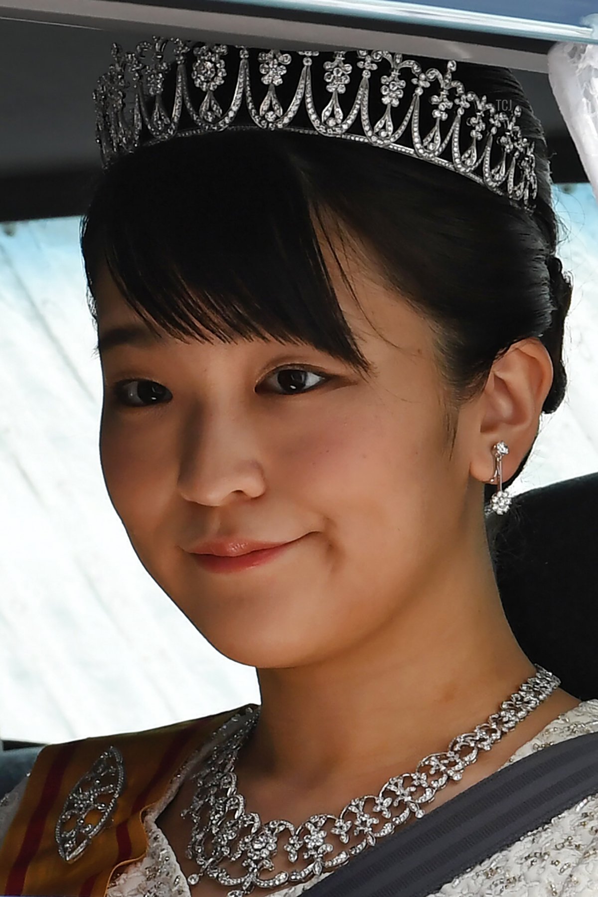 Un veicolo che trasporta la Principessa Mako del Giappone, figlia del Principe Akishino, lascia il Palazzo Imperiale di Tokyo il 1 maggio 2019