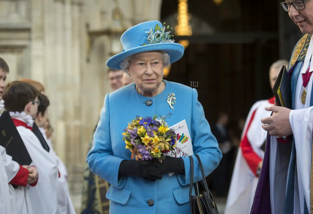 La regina Elisabetta II sorride mentre lascia il servizio annuale del Commonwealth il 14 marzo 2016 all'Abbazia di Westminster, Londra