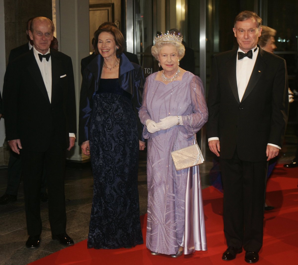 Il Duca di Edimburgo, Eva Koehler, la Regina Elisabetta II e il Presidente tedesco Horst Koehler posano al Palazzo Zeughaus il 02 novembre 2004 prima di un banchetto di stato a Berlino