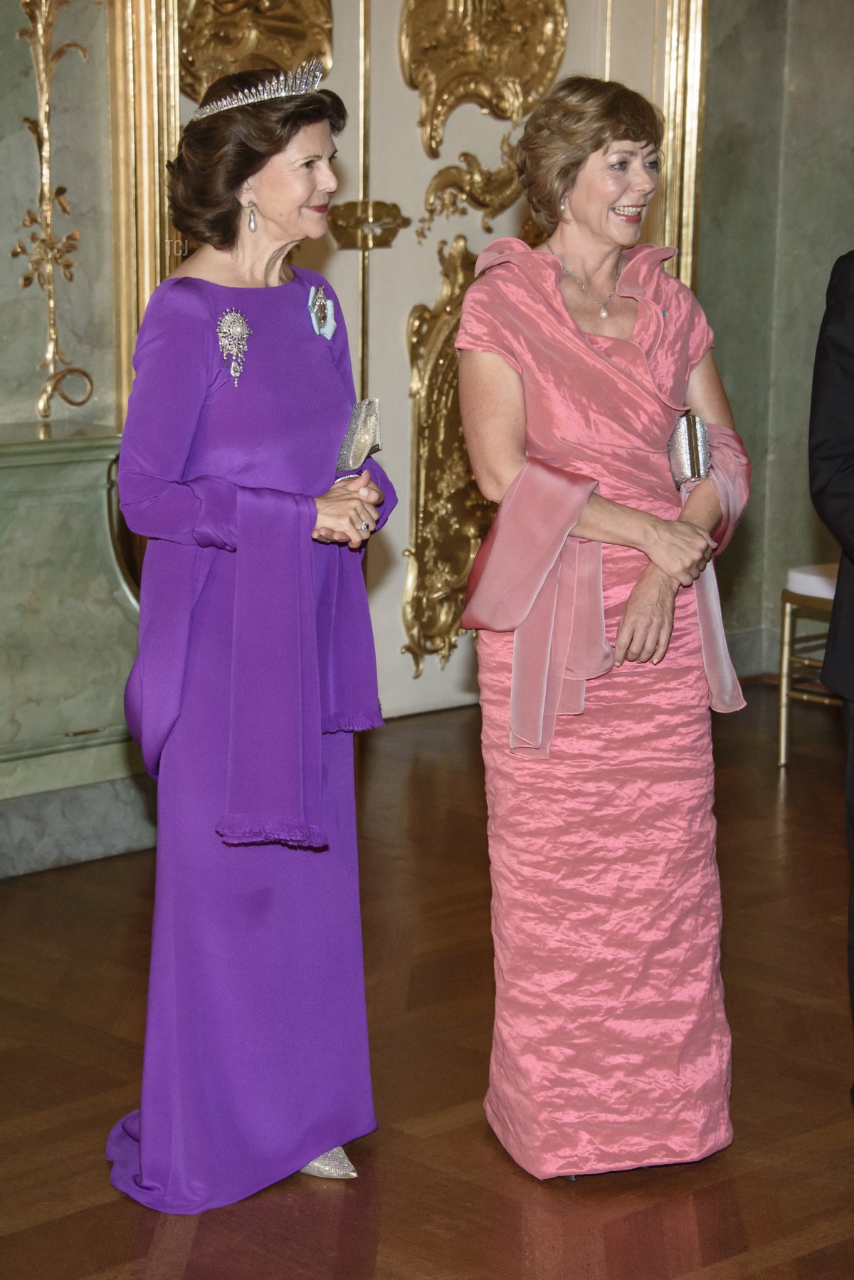 La regina Silvia (L) e la compagna del presidente tedesco Joachim Gauck, Daniela Schadt, partecipano a un banchetto al Palazzo di Charlottenburg il 6 ottobre 2016 a Berlino, Germania